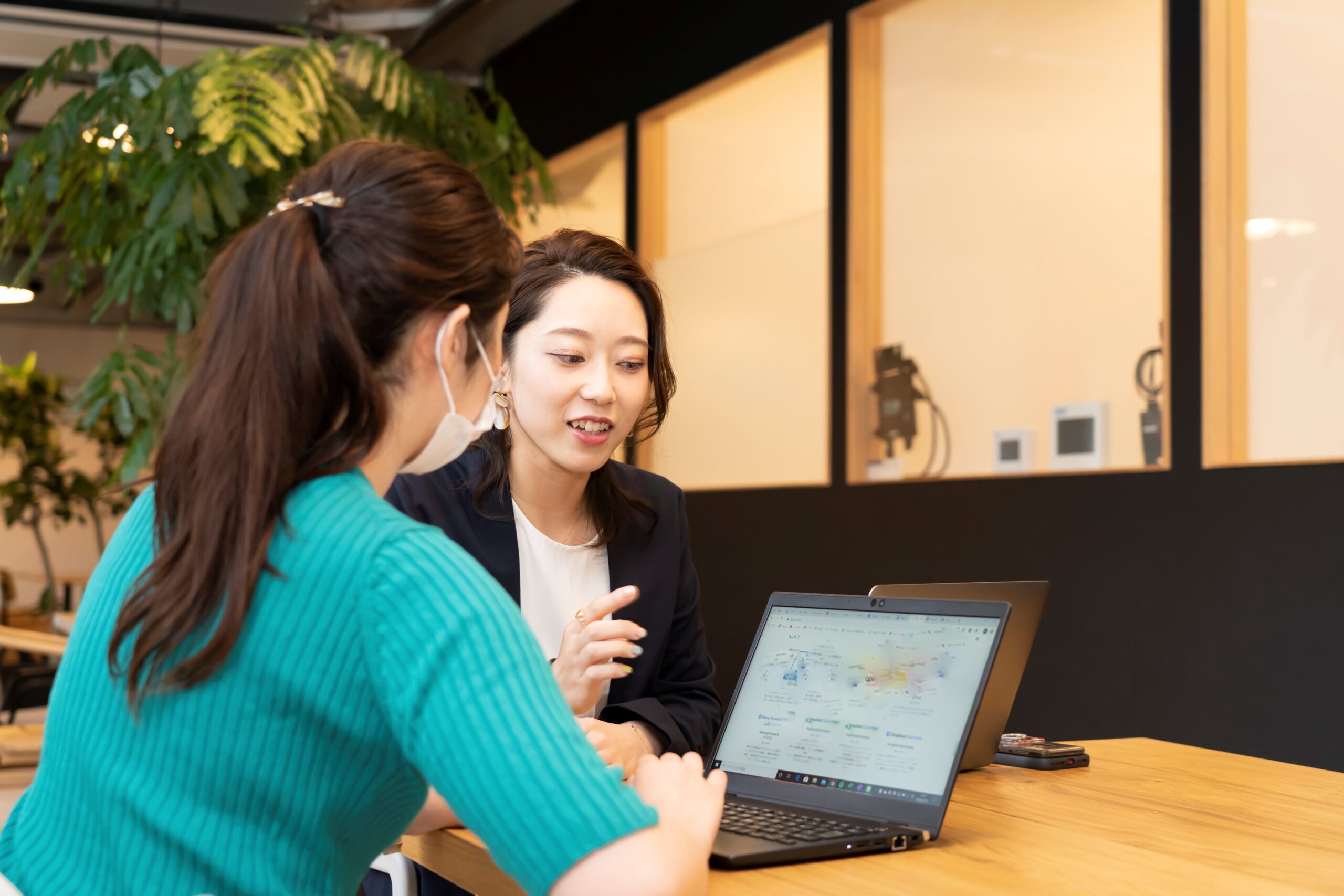 コンサルティング中の増田社長（中央）