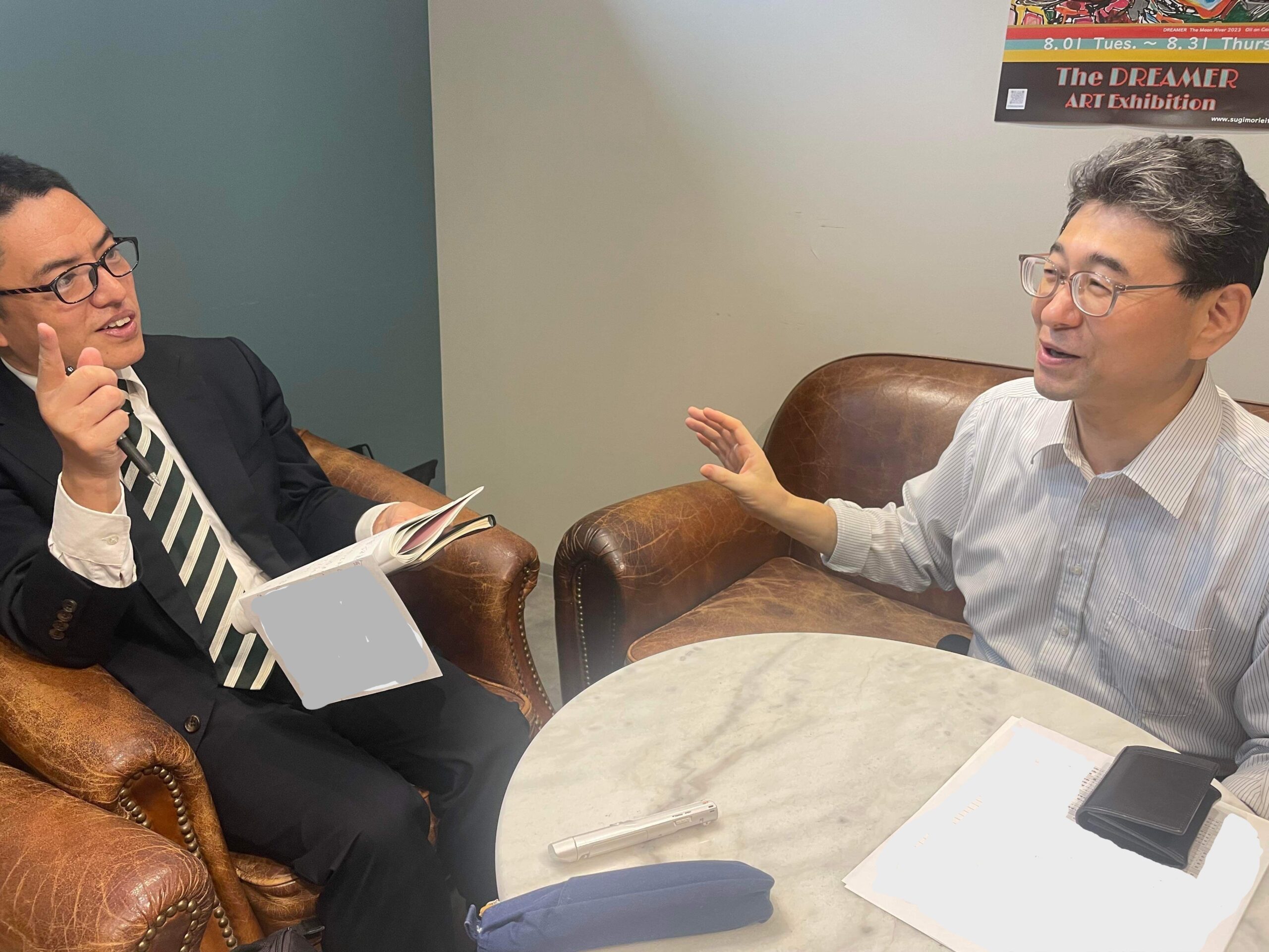 八尋のインタビューに応える金子塾頭（右）